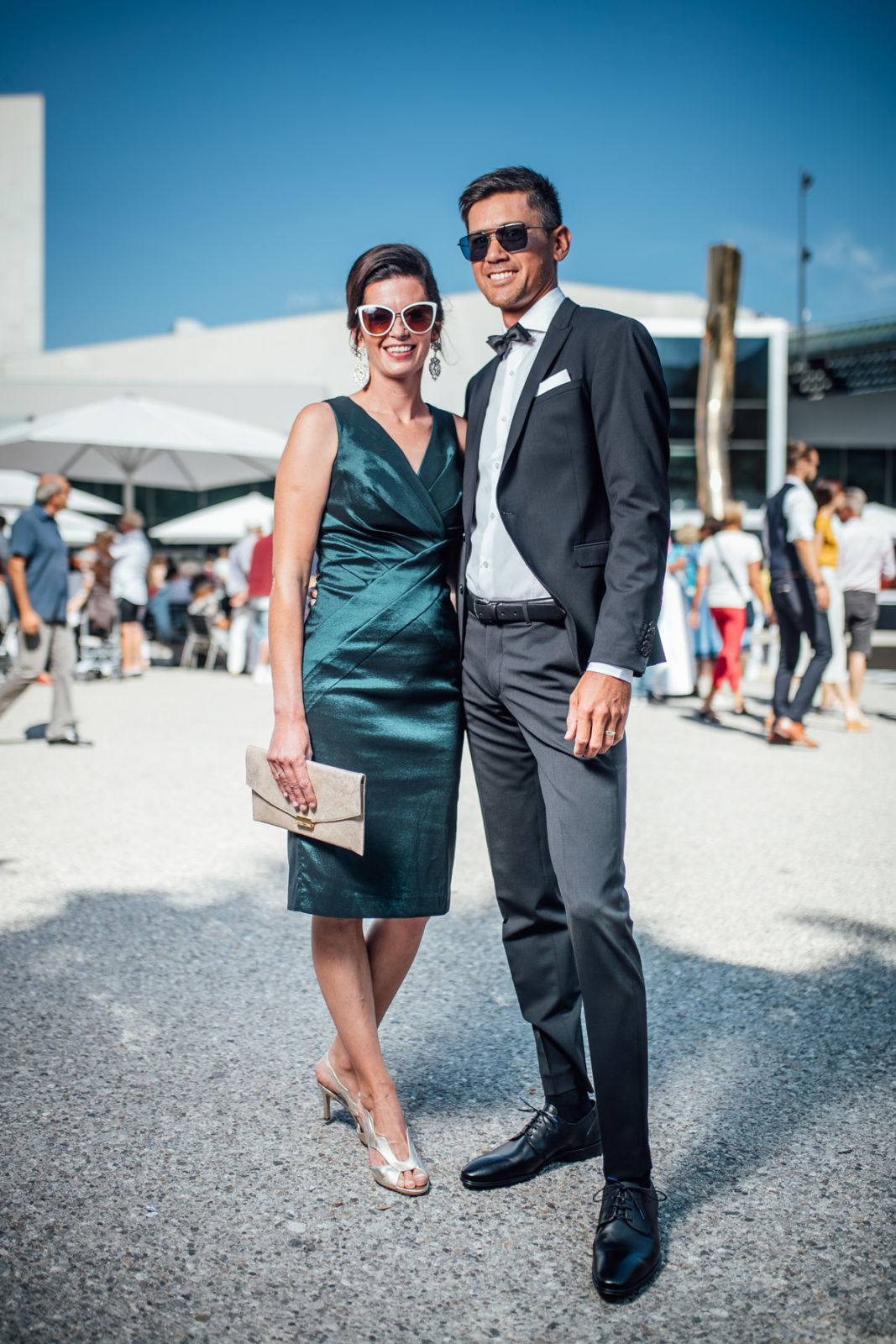 Ein schick gekleidetes Paar bei der Premiere der Festspiele Bregenz