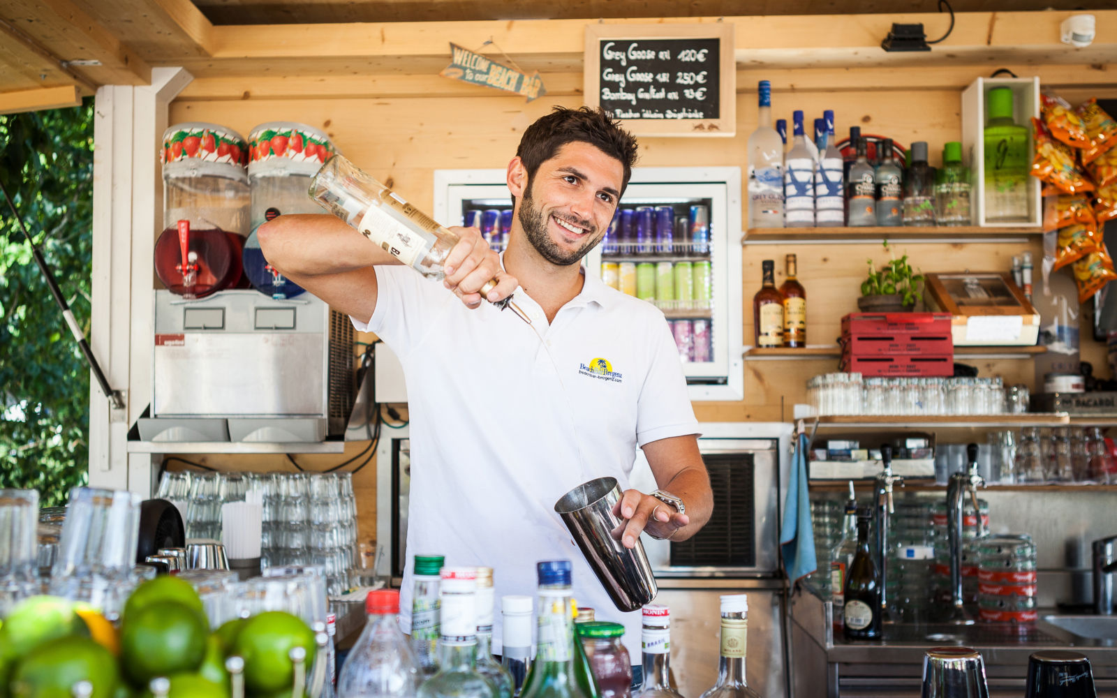 Ein Barkeeper mixt einen Cocktail in der Beach Bar Bregenz