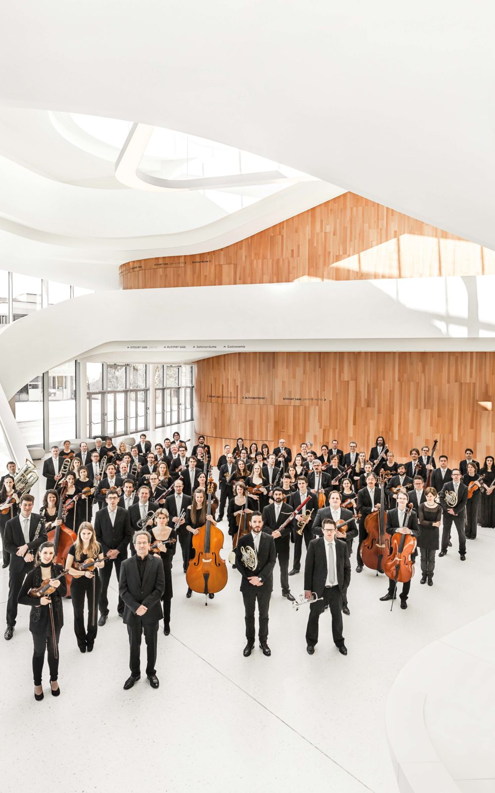 Das komplette Symphonieorchester Vorarlberg steht in der Aula des Montforthaus in Feldkirch