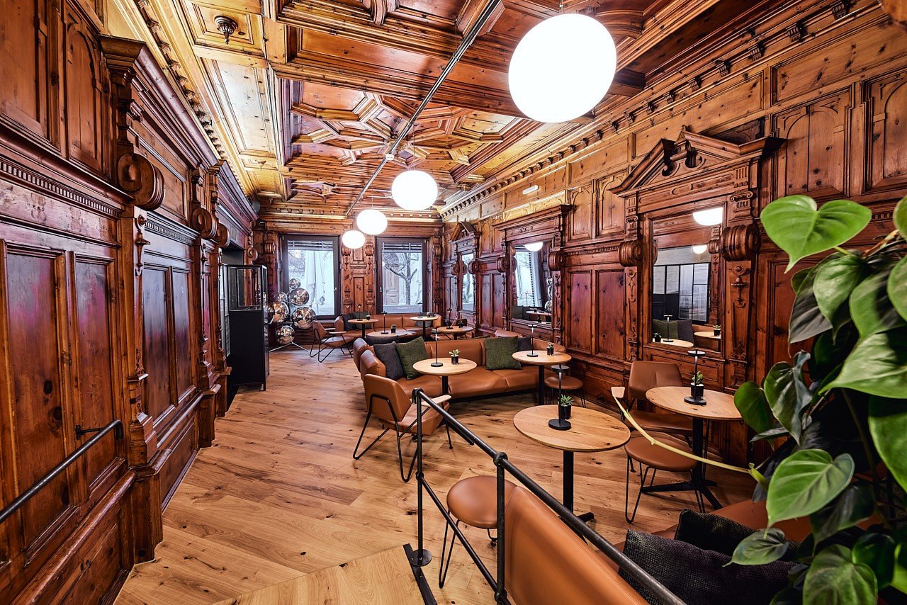 Lounge des Gasthauses Gösser mit gemütlicher Einrichtung aus Holz